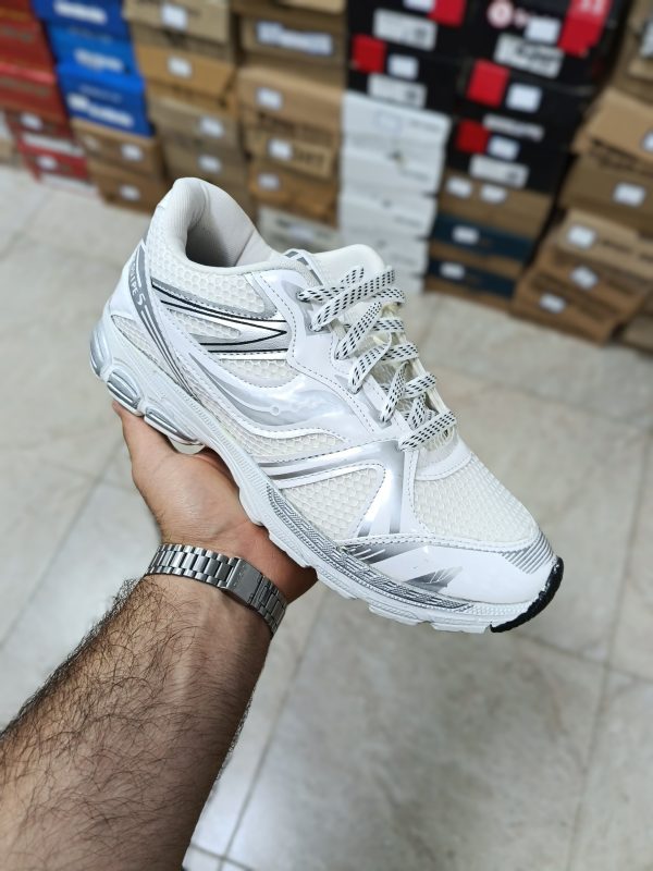 2026/06/3903-1-scaled.jpg خرید کتونی ساکونی مردانه سفید | کتونی Saucony سفید اسپرت و راحت